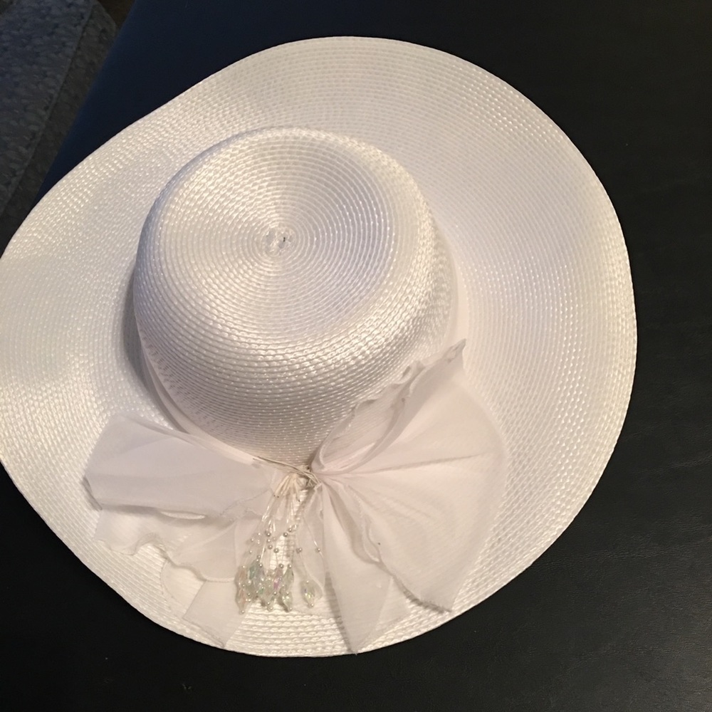 Summer white hat. Great wear for Easter!!